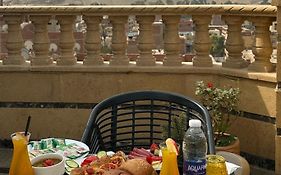Crowne Pyramids View Inn